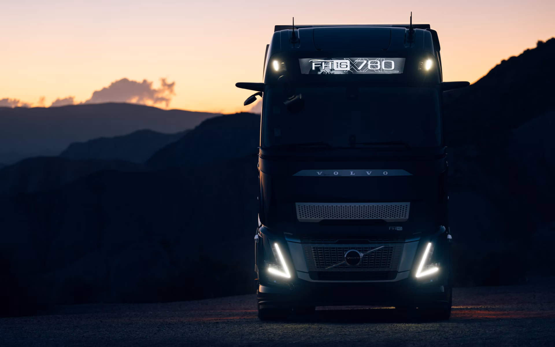 Camion sur une route au coucher du soleil